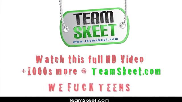 Милашка из России классно кончает с членом в жопе