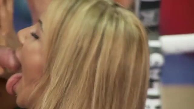 Спортсменка отсасывает зрелому тренеру на ринге