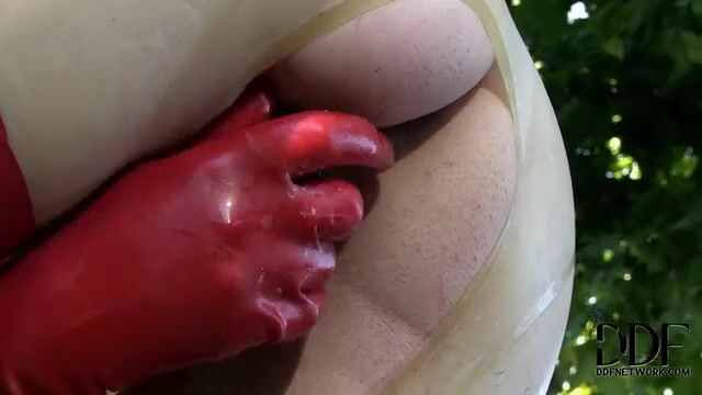 Извращенная баба в латексе мастурбирует на лужайке за домом