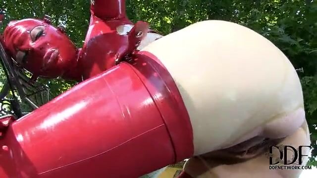 Извращенная баба в латексе мастурбирует на лужайке за домом