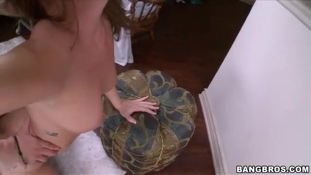 Привлекательная цыпочка сосет хуек и причмокивает