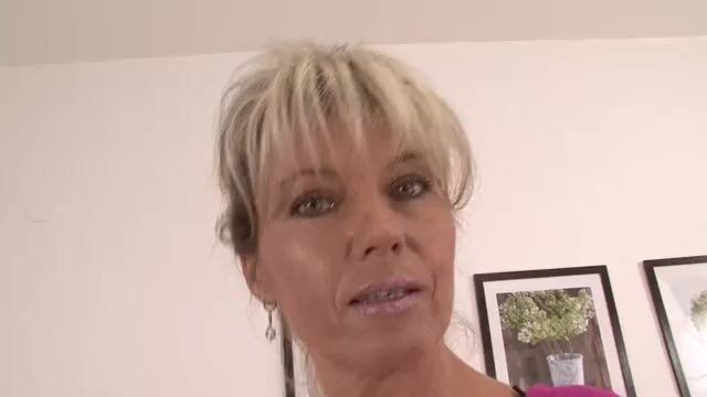 Вылизал пушистую мамину пизду и насадил на член