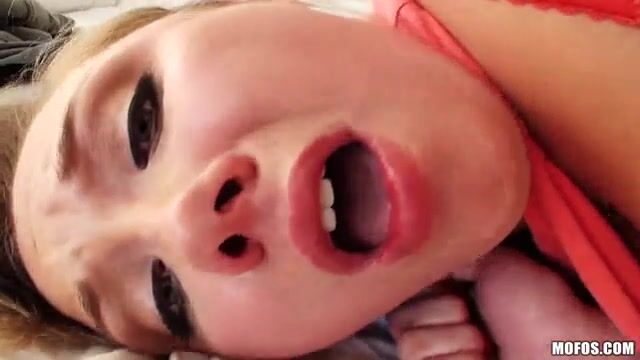 Спустила красные трусики и подставила мокрую пизду