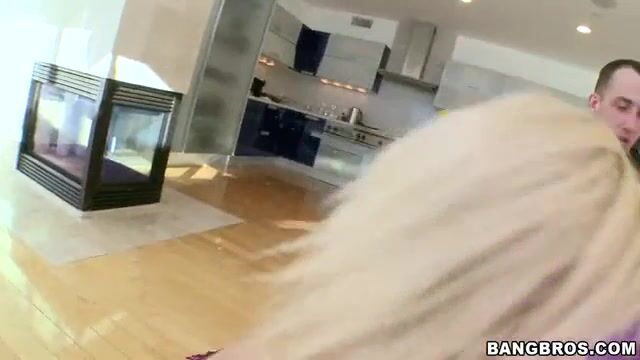 Русая любовница с классной попкой сосет хуй любимому другу