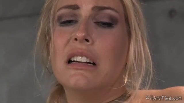 Чернокожий хозяин грубо дрочит пизду связанной рабыне