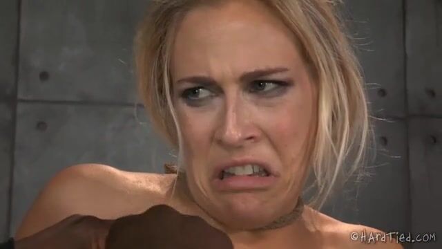 Чернокожий хозяин грубо дрочит пизду связанной рабыне