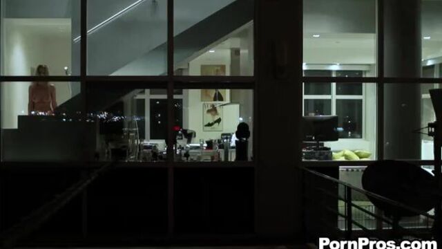 Романтичная мамочка оседлала пенис молодого соседа