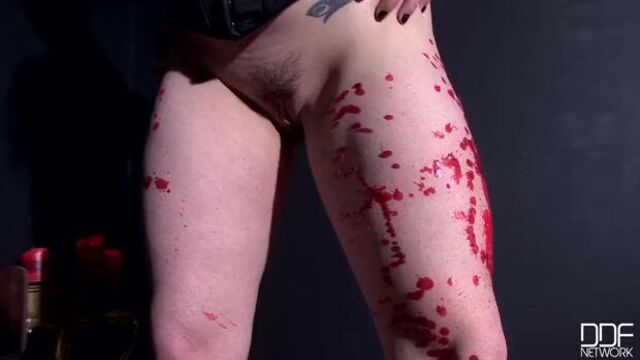 Извращенная баба с большой жопой обливает пизду воском