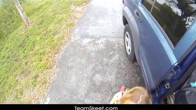 Привлекательная молодуха удовлетворяет пикапера мокрой киской