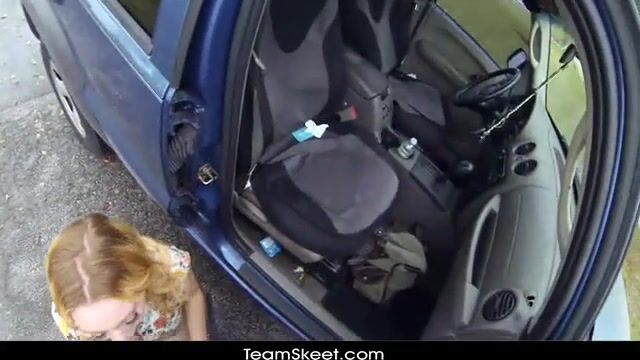 Привлекательная молодуха удовлетворяет пикапера мокрой киской