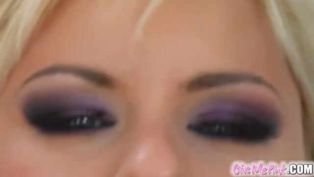 Проворная дама растрепала пизду большой игрушкой