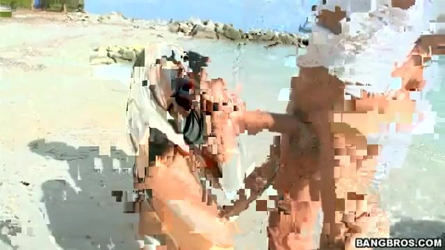 Голая азиатка сосет хуй пикаперу на пляже