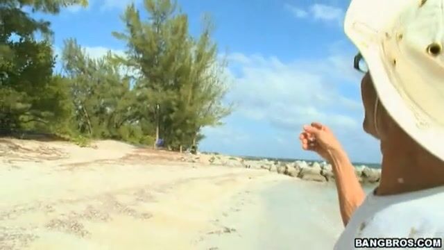 Голая азиатка сосет хуй пикаперу на пляже