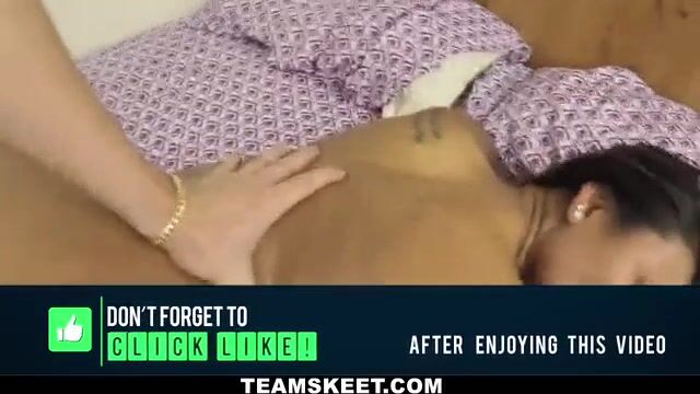 Стерва дрочит пилотку и балует дружка сладким отсосом