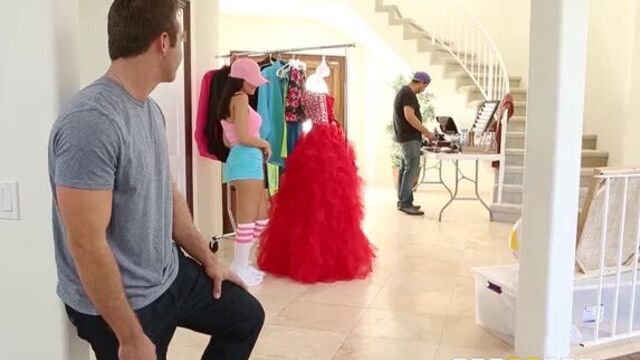 Симпатичная брюнетка встает на колени и отсасывает дружку