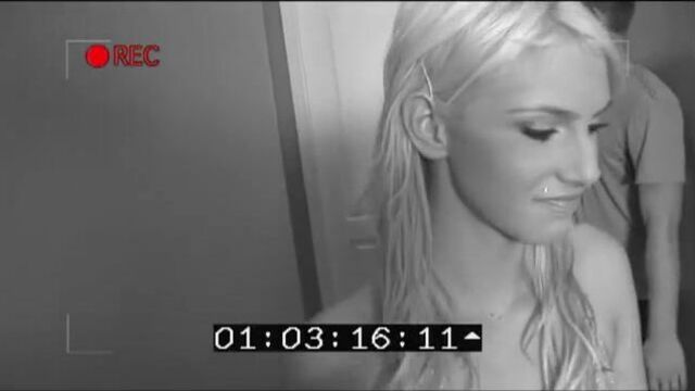 Молодой пикапер снимает блондинку на улице и имеет на квартире