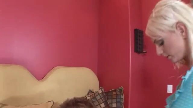 Молодой пикапер снимает блондинку на улице и имеет на квартире