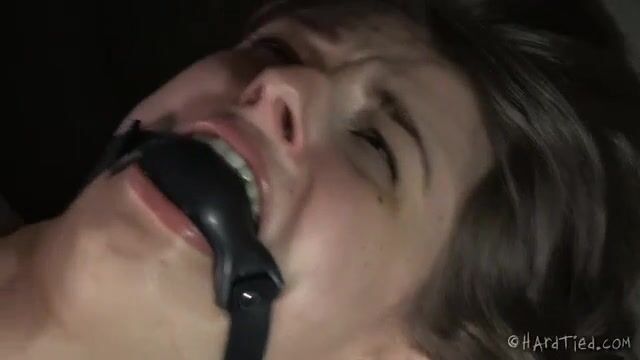 Хозяин раздел пленницу и ввел металлический крюк в киску