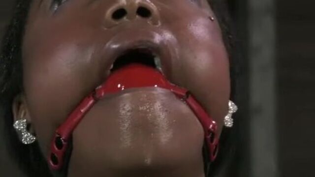 Безумный злодей связывает чернокожую рабыню и дрочит громадной игрушкой