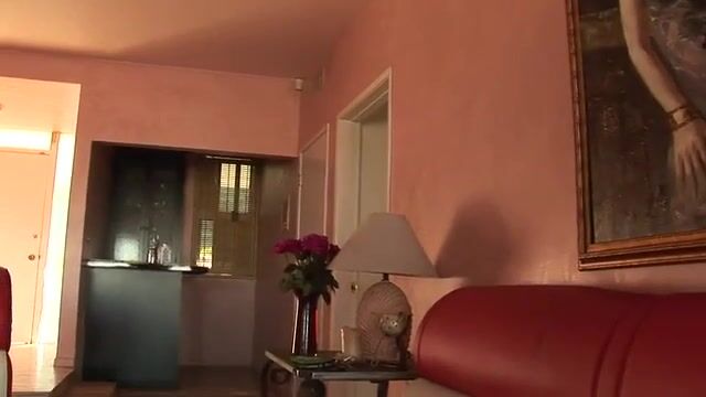 Любовница с небритой киской уселась на хуек бывшего парня