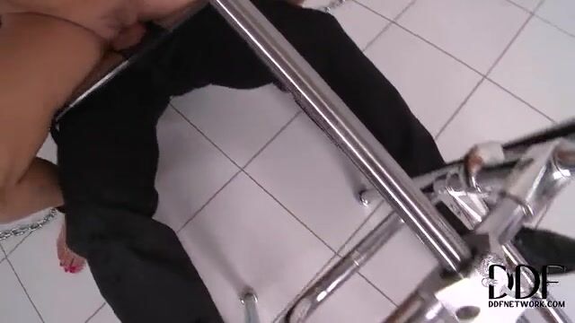 Хозяин растягивает очко рабыни большой трахательной машиной