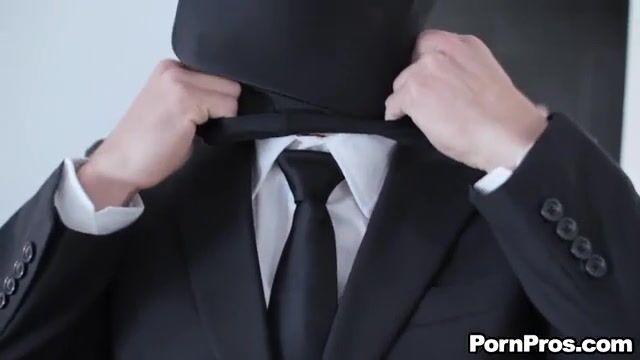 Молодая жена удовлетворила мужа перед началом рабочего дня