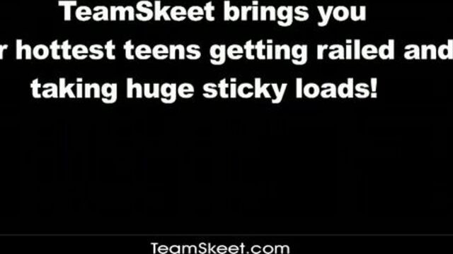 Тощая студентка ебется в письку и массирует небольшие дойки