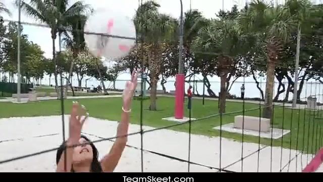 Тощая студентка ебется в письку и массирует небольшие дойки