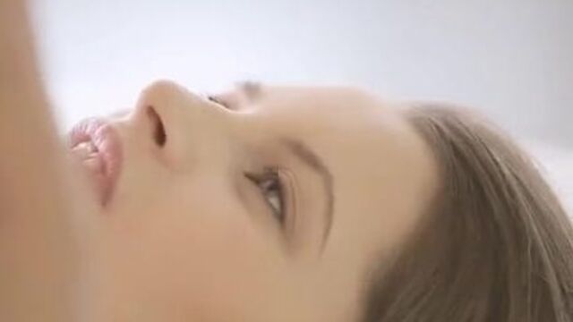 Провинциалка с косой растягивает письку на крупном конце