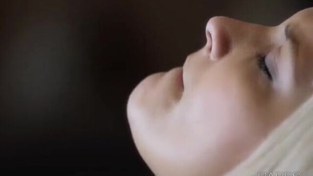 Оральный секс и мастурбация безумно возбудили милашку