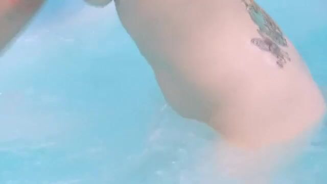 Кудрявая мамаша дрочит письку игрушкой в просторной ванной