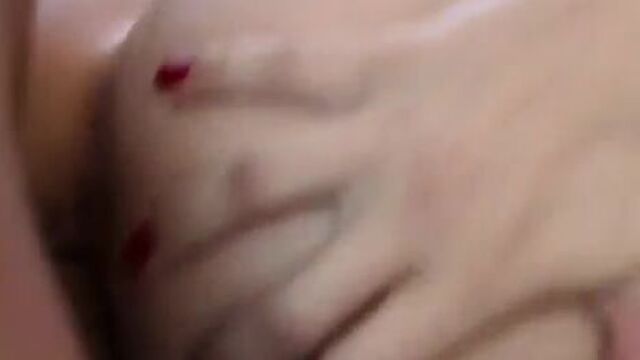 Любовница без белья отдается в письку и натирает соски о постель