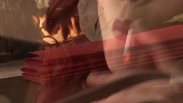 Красивая русая барышня эмоционально сосет возбужденному любовнику