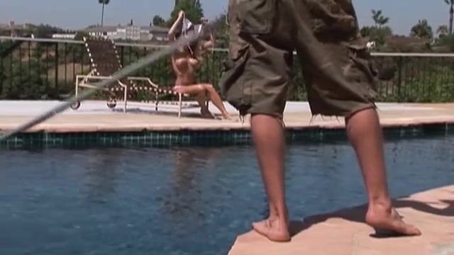 Красивая русая барышня эмоционально сосет возбужденному любовнику