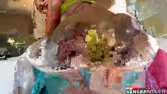 Телка с масляными ягодицами активно скачет на хую партнера