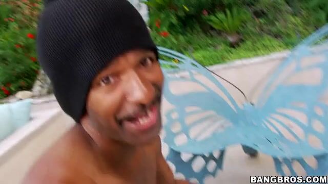 Черный парень с длинным хуем пытается порвать письку нежной брюнетке