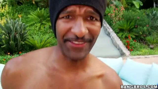 Черный парень с длинным хуем пытается порвать письку нежной брюнетке