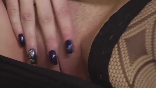 Тощая русская шлюшка облизывает анус довольному кавалеру