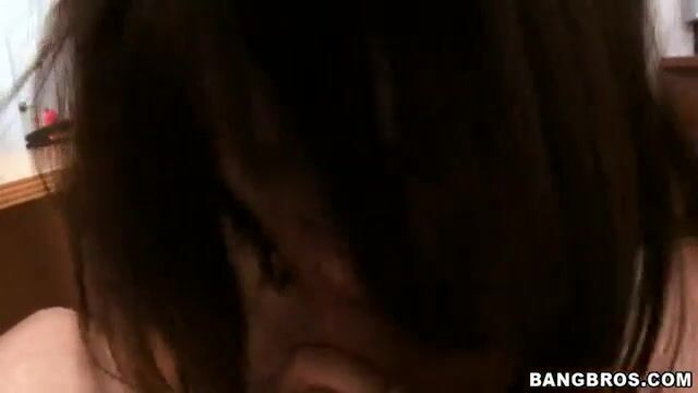 Смуглая мамка почесывает клитор во время близости