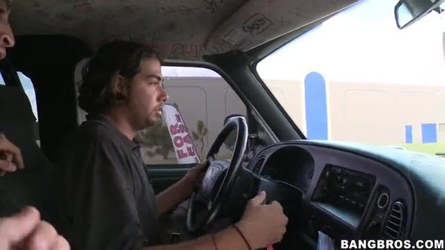 Блудливая пассажирка разделась и отдалась водителю в мокрую пилотку