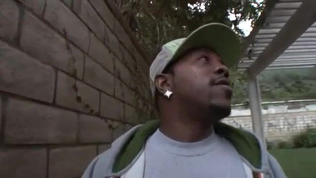 Бабенка с сережкой на клиторе уселась пиздой на пенис негра