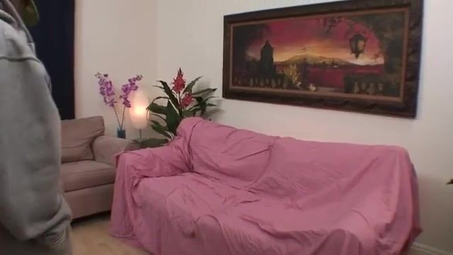 Бабенка с сережкой на клиторе уселась пиздой на пенис негра