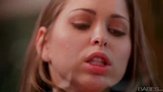 Симпатичная телка с горячей киской кончила под опытным мужиком