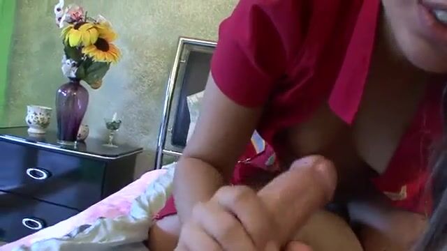 Смуглая проститутка бодро отсасывает новому клиенту