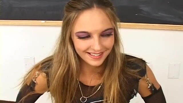 Модная цыпочка с небольшими сиськами отсасывает двум мужикам