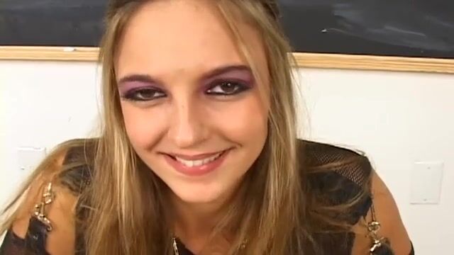 Модная цыпочка с небольшими сиськами отсасывает двум мужикам