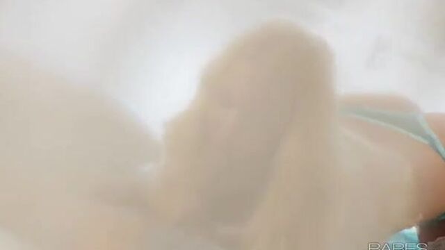 Обнажил любимую подругу и тщательно вылизал мокрую киску