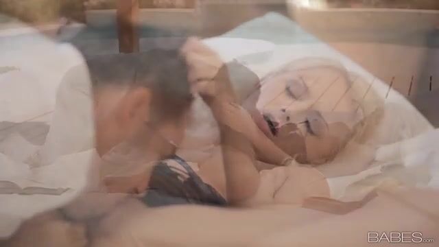 Приятная дама в нижнем белье шикарно трахается в письку