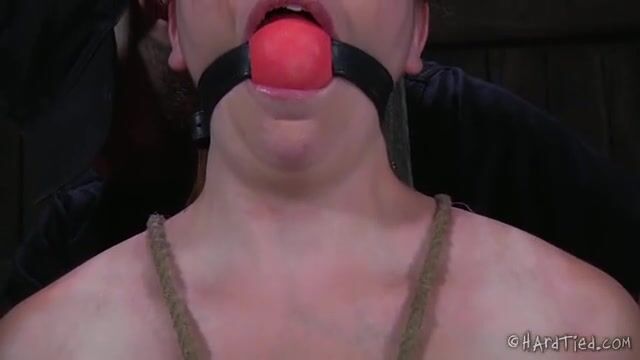 Связанная рабыня с пухлыми бедрами сексуально унижена господином