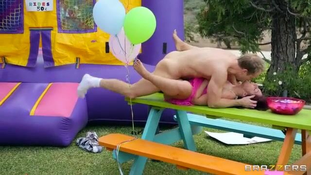 Возбужденные любовники устроили грязный секс во дворе